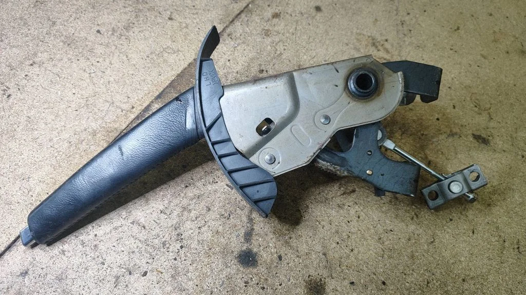 Handbrake/parking brake lever assembly – KIA Ceed (2006-2012)