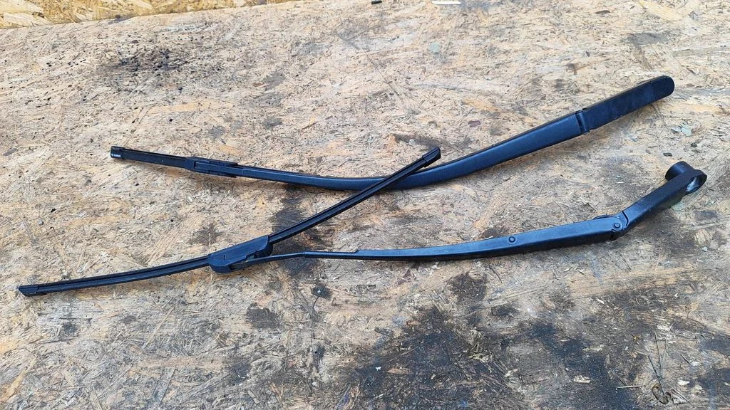 Front wiper blade arm