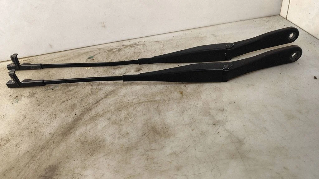 Front wiper blade arm 13111220
