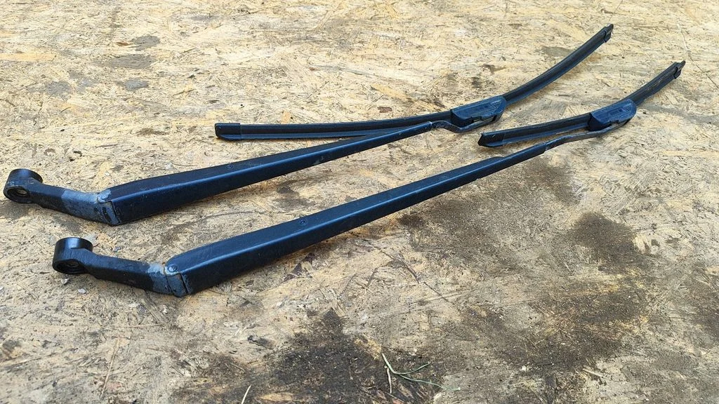 Front wiper blade arm – Toyota Corolla Verso AR10 (2004-2009)