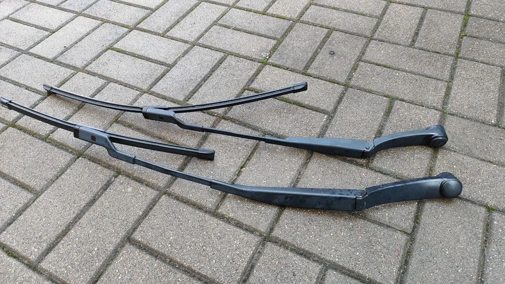 Front wiper blade arm F00S51F046