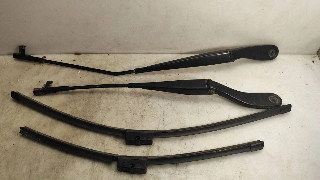 Front wiper blade arm – Volvo V50 (2004-2007)