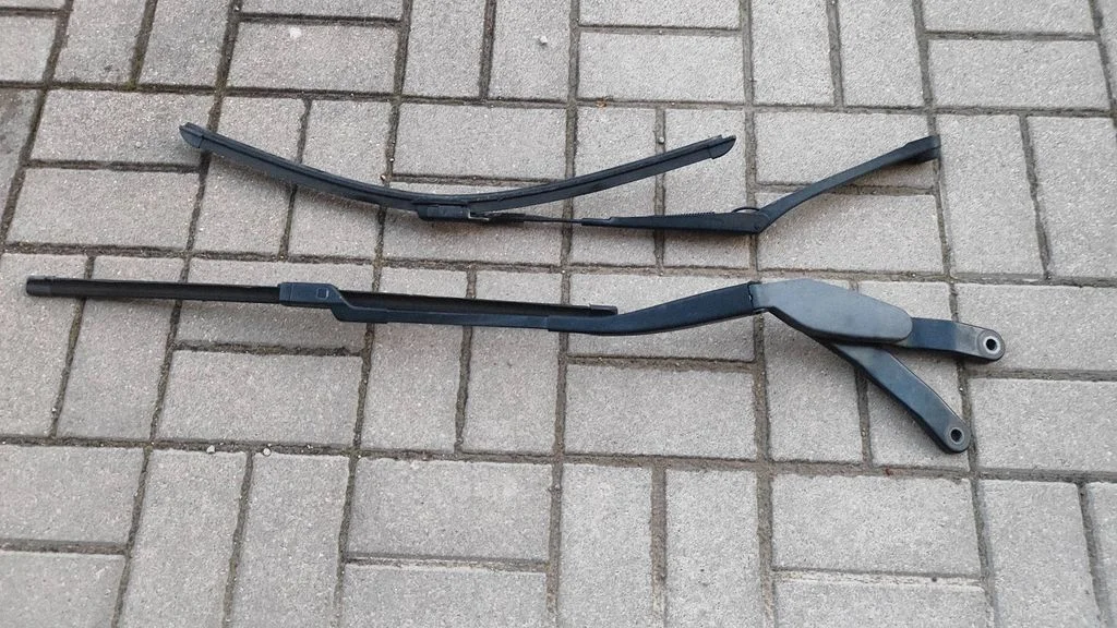 Front wiper blade arm – Mercedes-Benz E-Class W212 (2009-2016)