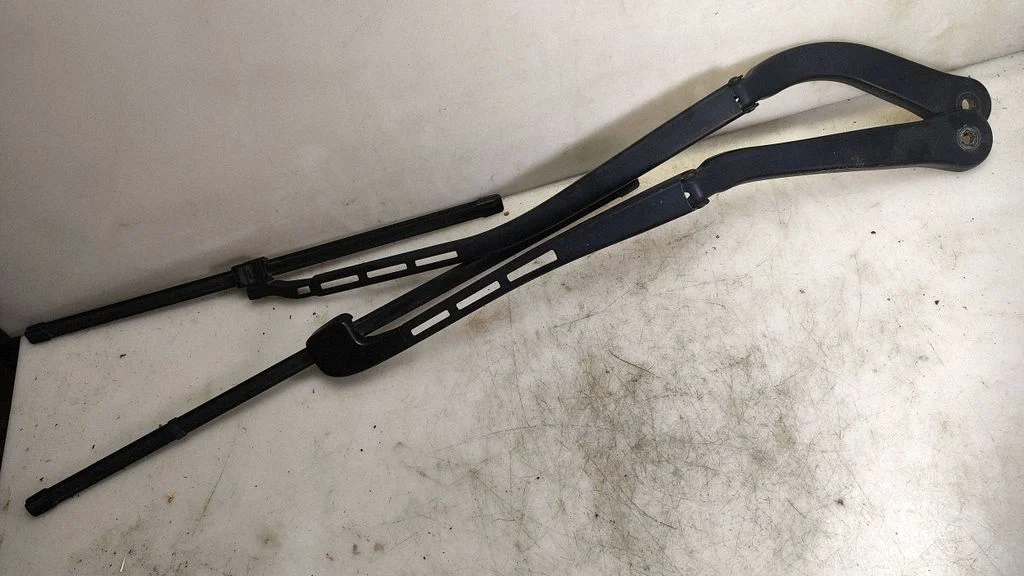 Front wiper blade arm