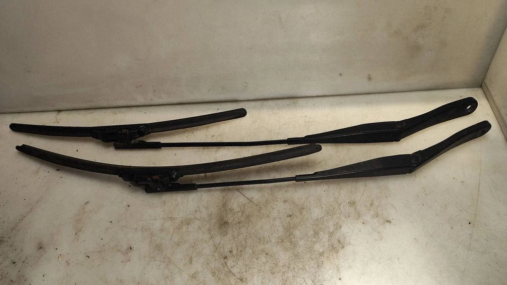 Front wiper blade arm 13111220