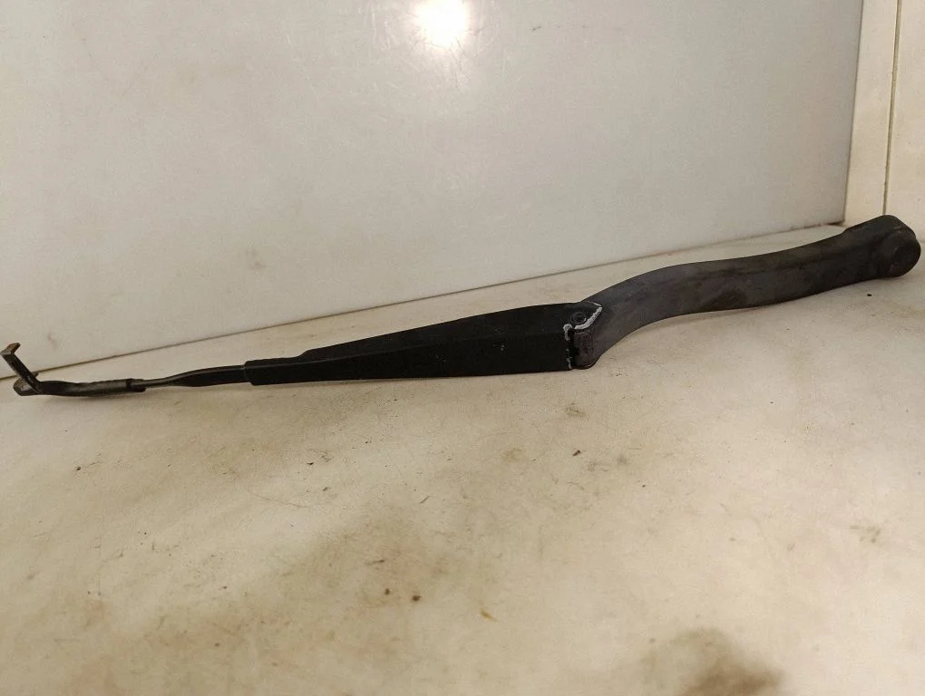 Front wiper blade arm – Mercedes-Benz E-Class W212 (2009-2016)