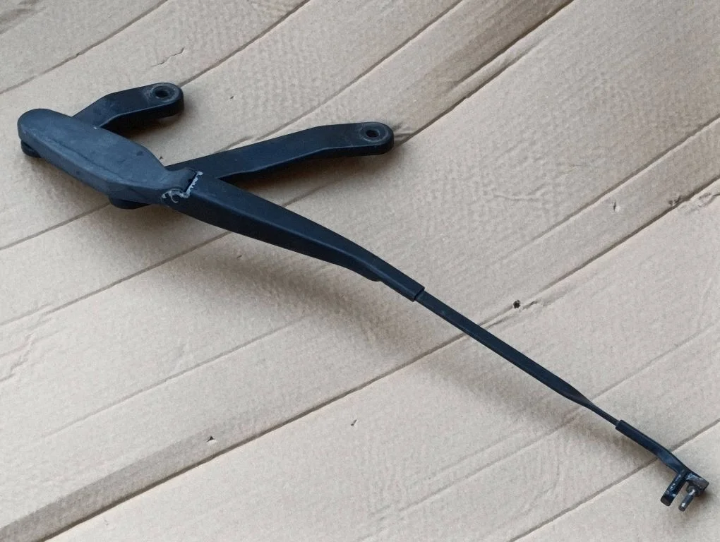 Front wiper blade arm – Mercedes-Benz E-Class W212 (2009-2016)