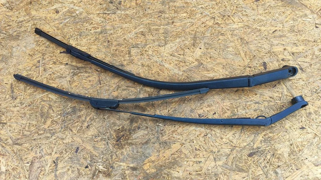Front wiper blade arm