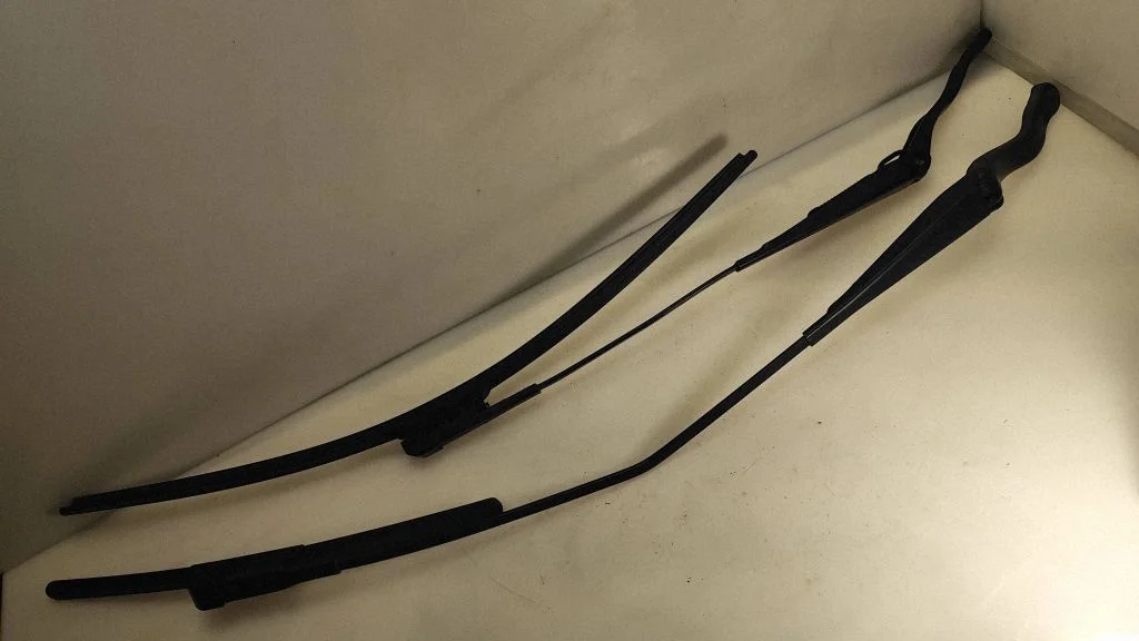 Front wiper blade arm 13182326