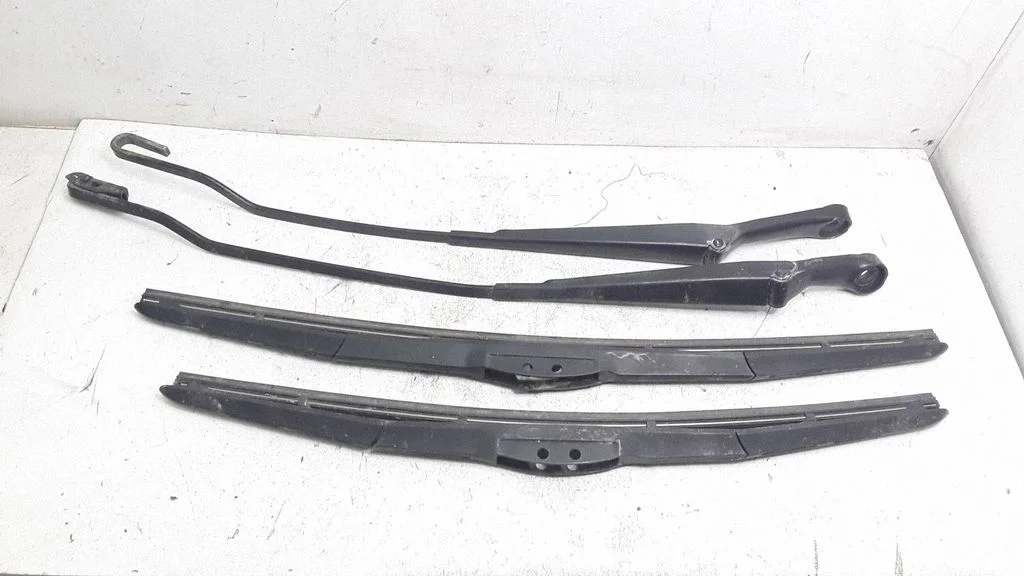 Front wiper blade arm – Audi A4 S4 B5 8D (1994-1999)