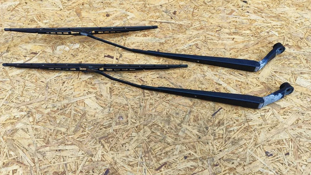 Front wiper blade arm – Toyota Avensis T250 (2006-2009)