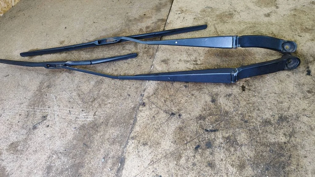 Front wiper blade arm – Subaru Outback (2007-2009)