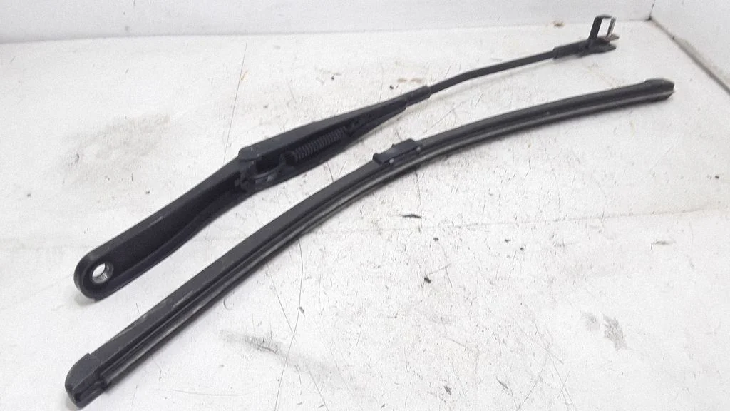 Front wiper blade arm 13111219