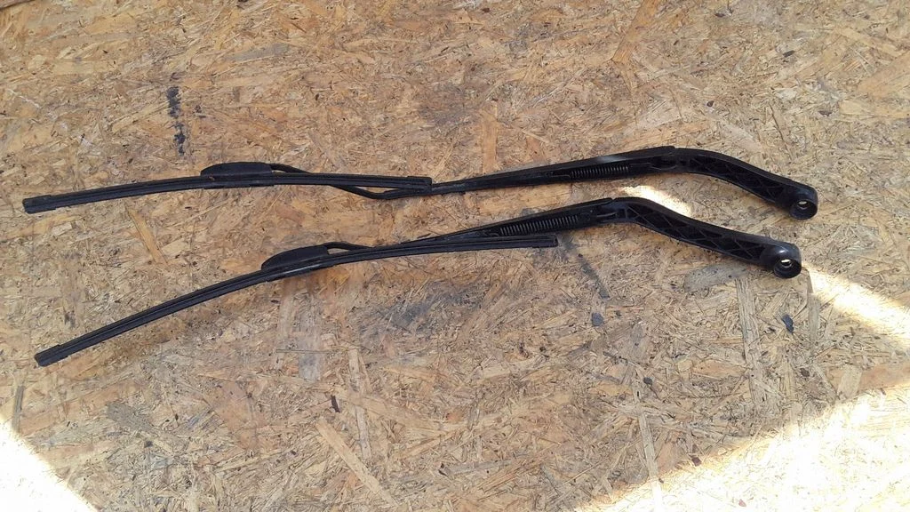 Front wiper blade arm 13227401