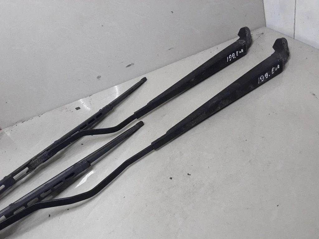 Front wiper blade arm