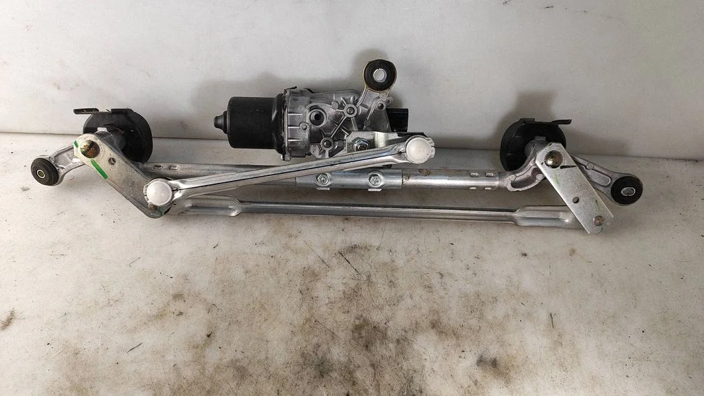 Front wiper linkage and motor – Nissan Qashqai J12 (2021-)