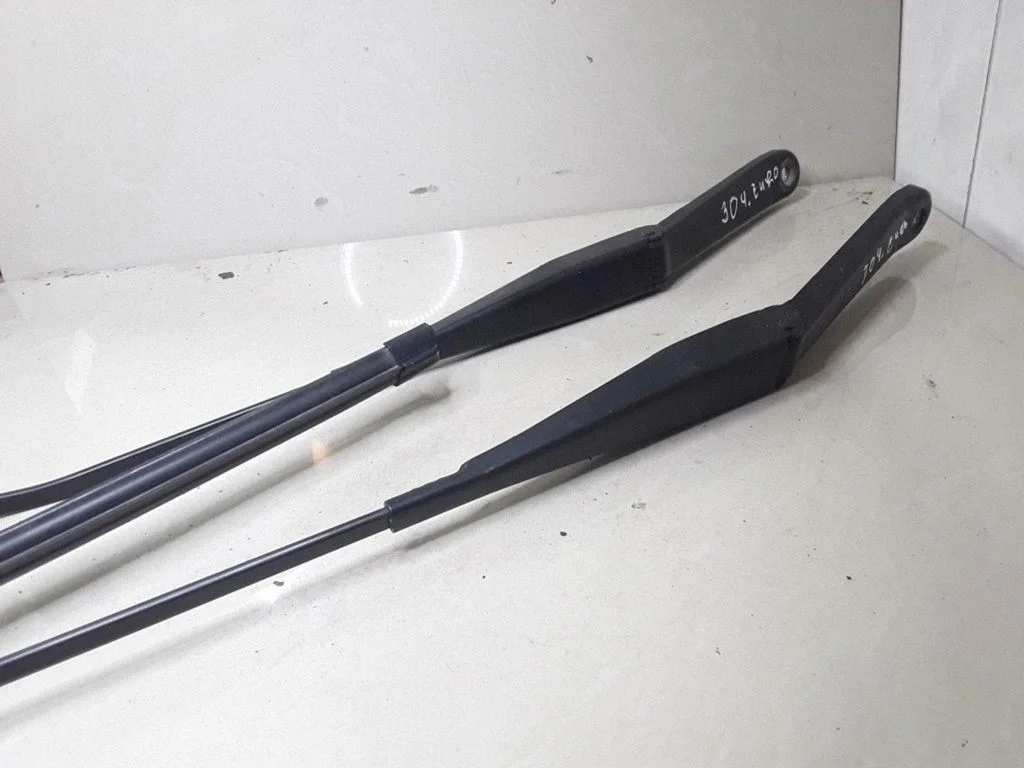 Front wiper blade arm 4M5117526AB