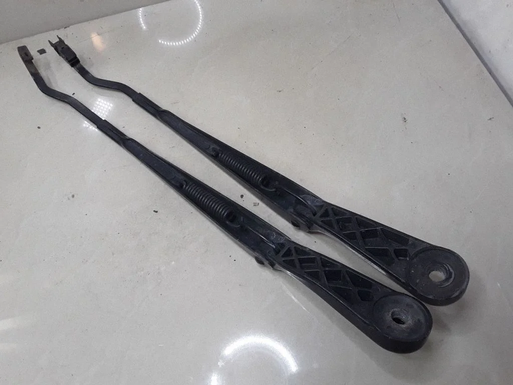 Front wiper blade arm