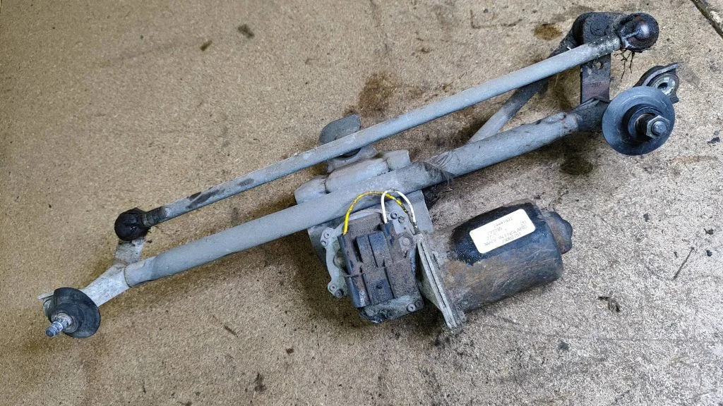 Mechanizm wycieraczek z silniczkiem – Opel Corsa C (2000-2006)