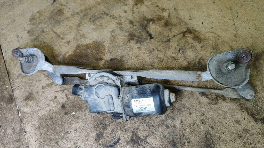 Front wiper linkage and motor – Toyota Corolla Verso AR10 (2004-2009)
