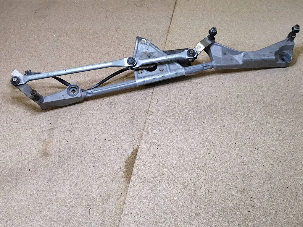Front wiper linkage and motor – Mercedes-Benz C-Class W203 (2000-2007)