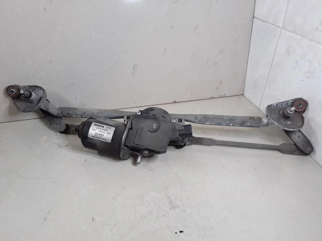 Front wiper linkage and motor – Toyota Avensis T250 (2006-2009)