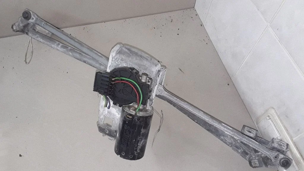 Front wiper linkage and motor 0390241330