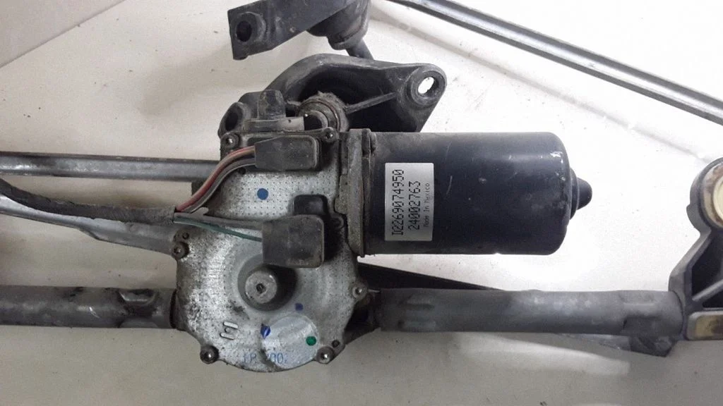 Front wiper linkage and motor – Chrysler Grand Voyager IV (2001-2007)