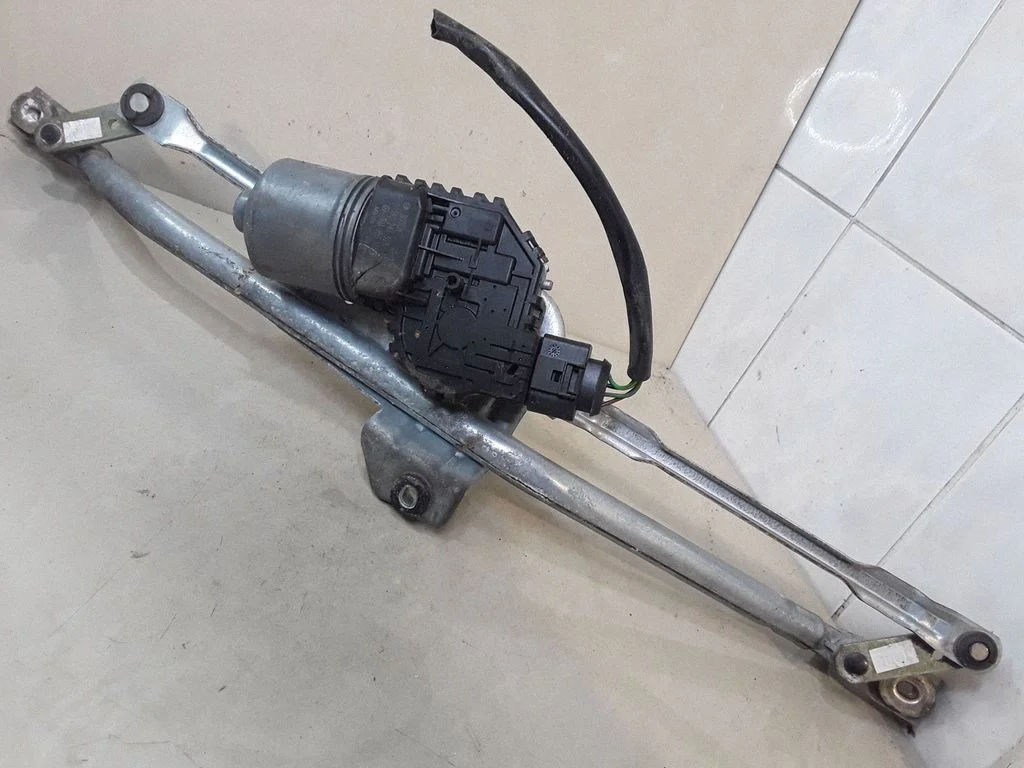 Front wiper linkage and motor – Volkswagen Passat B5.5 (2001-2005)