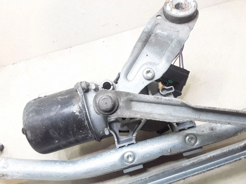 Front wiper linkage and motor – Renault Megane II (2006-2008)