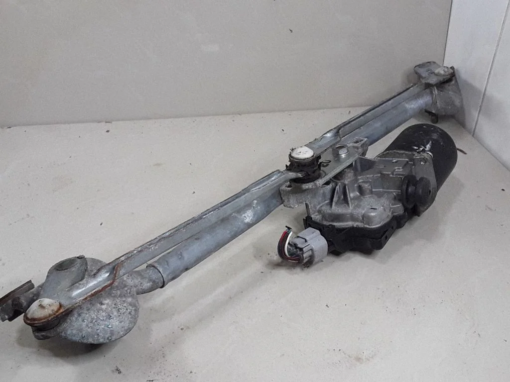 Front wiper linkage and motor – Toyota Avensis T250 (2003-2006)