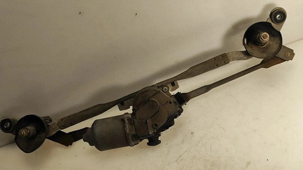 Front wiper linkage and motor