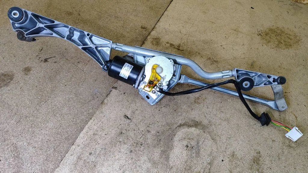 Front wiper linkage and motor – Mercedes-Benz C-Class W203 (2000-2007)