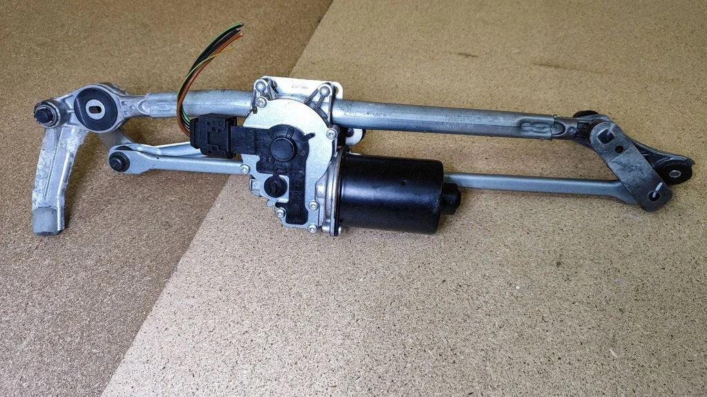 Front wiper linkage and motor – BMW 3 Series E90 E91 (2005-2012)