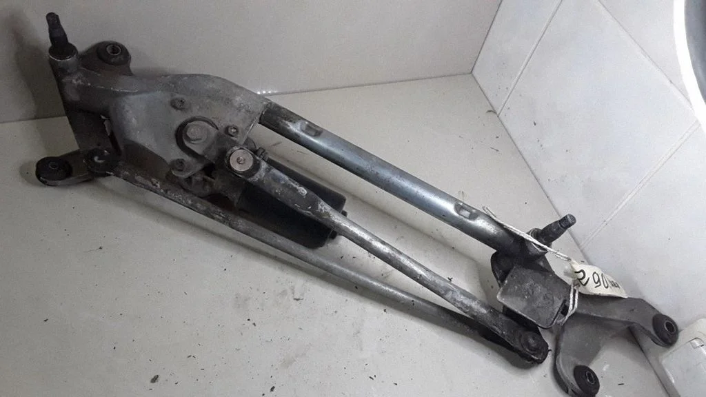 Front wiper linkage and motor – Nissan Primera (2002-2007)