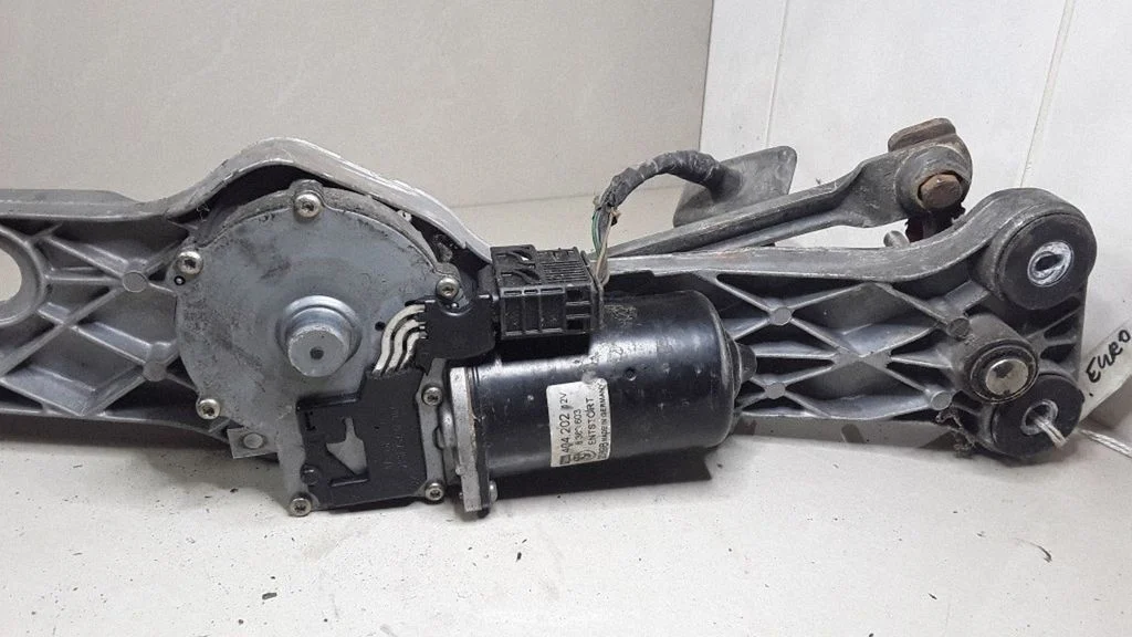 Front wiper linkage and motor – BMW 5 Series E39 (1996-2003)