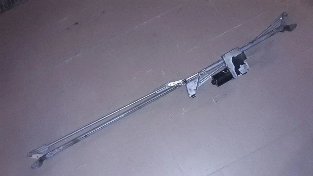 Front wiper linkage and motor – Citroen C4 I (2004-2010)