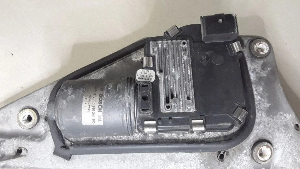 Front wiper linkage and motor