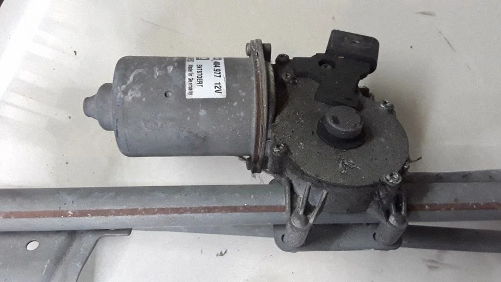 Front wiper linkage and motor – Opel Zafira B (2005-2014)