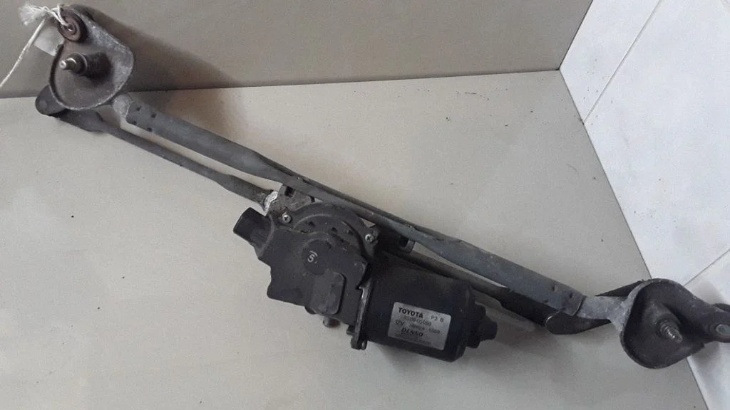 Front wiper linkage and motor – Toyota Avensis T250 (2006-2009)
