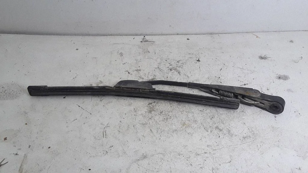 Rear wiper blade arm