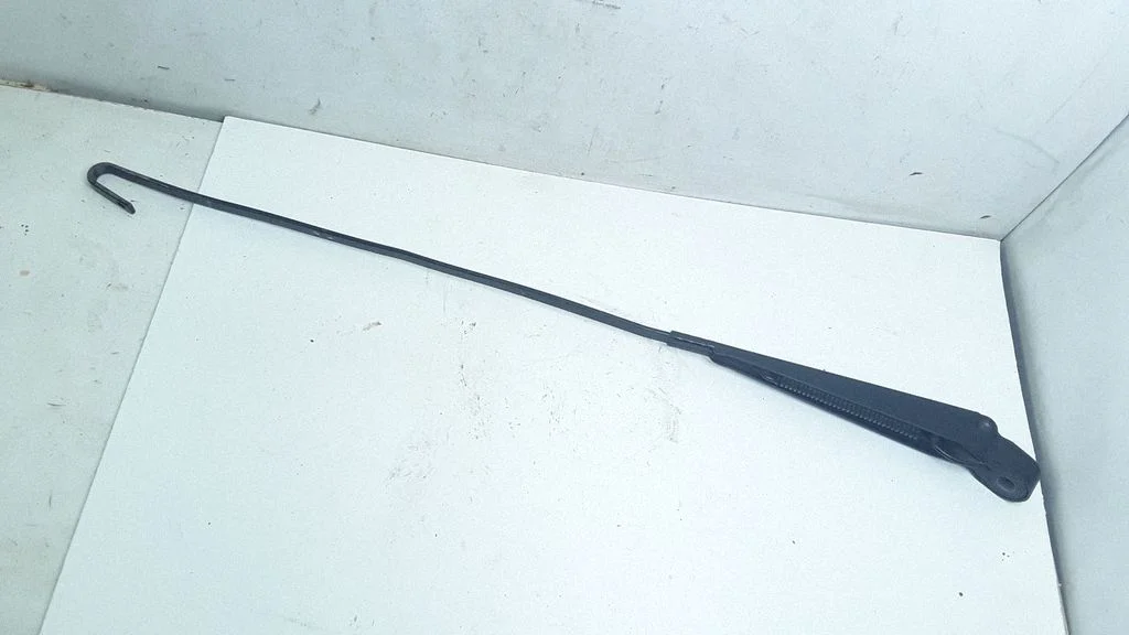 Rear wiper blade arm – Mitsubishi Carisma (2000-2004)