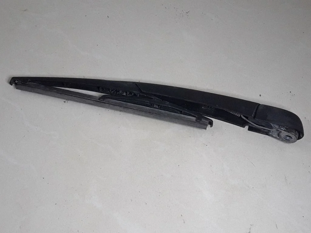 Rear wiper blade arm