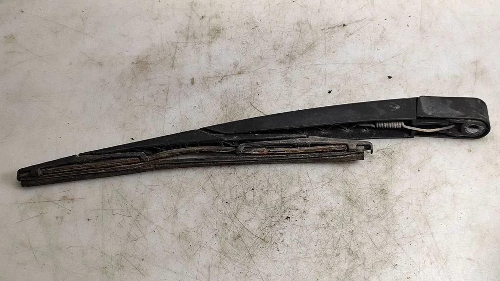 Rear wiper blade arm