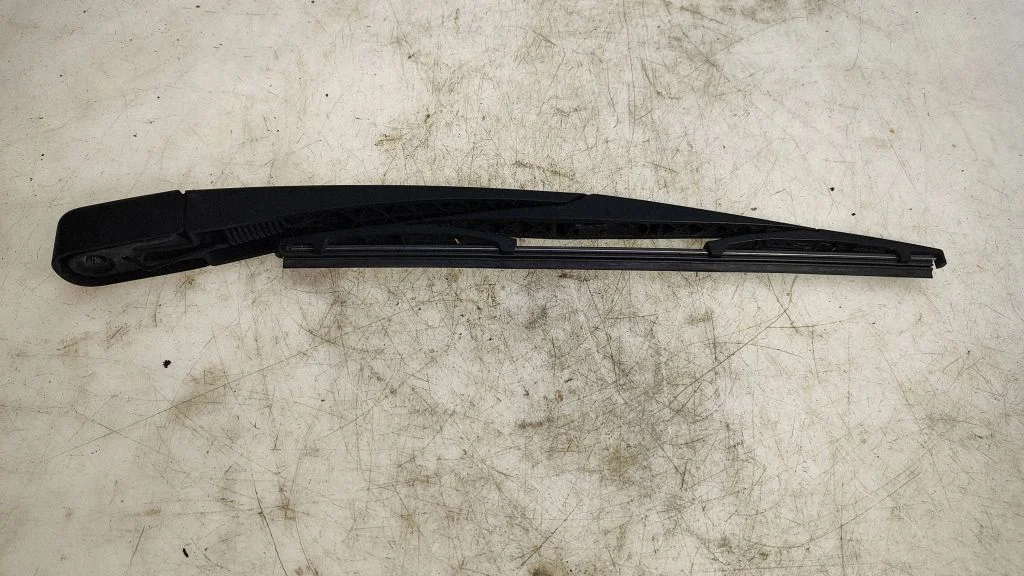 Rear wiper blade arm