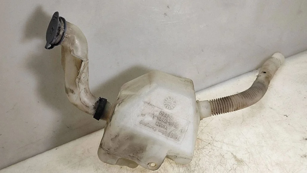 Windshield washer fluid reservoir/tank – Volvo C30 (2007-2010)