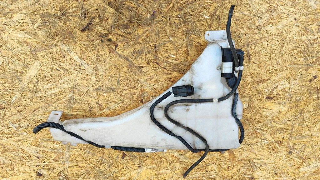 Windshield washer fluid reservoir/tank – Volvo C30 (2007-2010)
