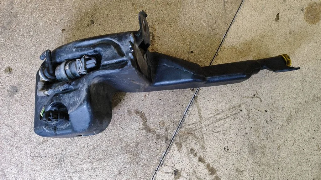 Windshield washer fluid reservoir/tank