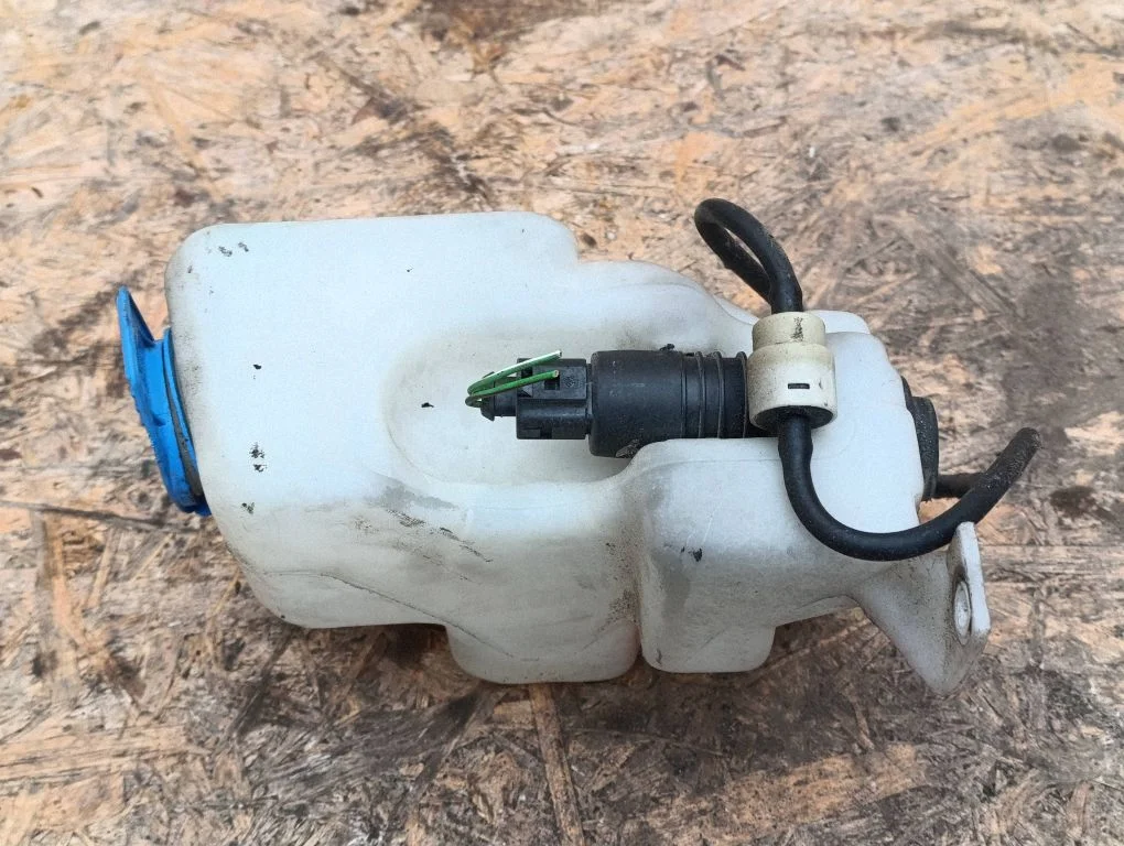 Windshield washer fluid reservoir/tank – Volkswagen Golf IV (1998-2005)