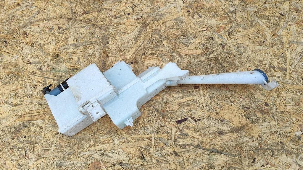 Windshield washer fluid reservoir/tank – Nissan Qashqai J12 (2021-)